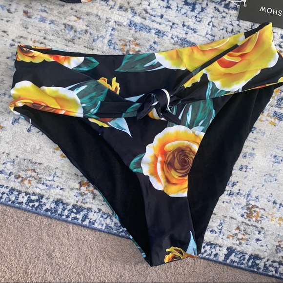 Flower bikini - Picture 3 of 6